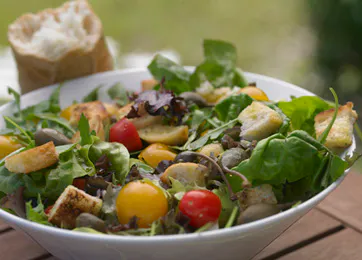 Italiensk salat med brød | Familie Journal