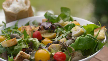 Italiensk salat med brød | Familie Journal