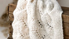 Det koster kun 119,70 kr. at strikke det lækre babytæppe. Foto: Jette M. Vesterager