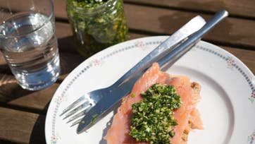 En lækker laksemad med ramsløg- og skvalderkålspesto Foto: Frank Kirkegaard Hansen