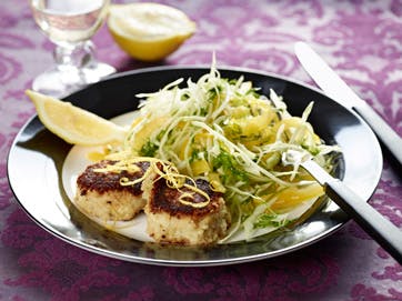 Torskefrikadeller med sprød hvidkålssalat