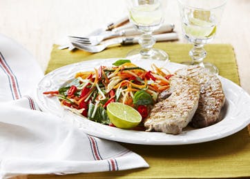 Stegte skinkeschnitzeler med krydret salat og dressing