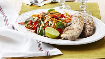 Stegte skinkeschnitzeler med krydret salat og dressing