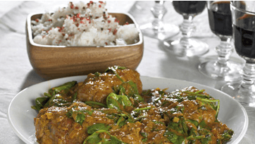 Nem kylling i tikka masala med spinat og kogte ris