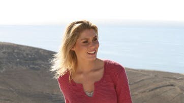 Tunikaen er strikket i hørgarn, i en kombination af glatstrik og retstrik