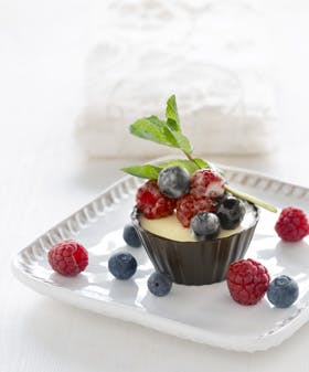 Panna cotta i chokoladeskåle med råmarinerede bær