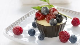 Panna cotta i chokoladeskåle med råmarinerede bær