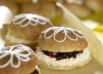 Kromans fastelavnsboller med vaniljecreme og marmelade