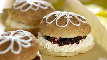 Kromans fastelavnsboller med vaniljecreme og marmelade