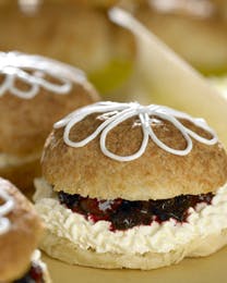 Kromans fastelavnsboller med vaniljecreme og marmelade