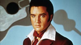 Han sang som en sort amerikaner. Han elskedeR&B-musik. Og dermed kom Elvis til at bygge bromellem to kulturer