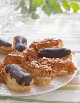 Eclairs med creme og chokolade