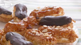 Eclairs med creme og chokolade