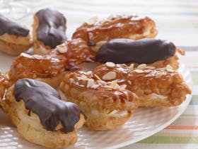 Eclairs med creme og chokolade