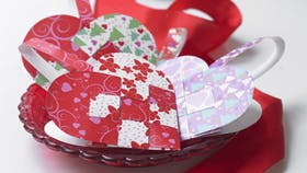 Du kan kombinere mønstrene på kryds og tværsog evt. vælge at bruge ensfarvet glanspapir iden ene side