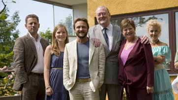 Mange danskere har genkendt sig selv i familien Sommer, som her ses foran den kendte, gule villa i Frederiksværk. Foto: Mike Kollöffel
