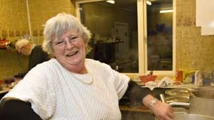 En ordentlig kogekone kan sagtens røre i to gryder på én gang, mener Annelise. Foto: Karl Ravn