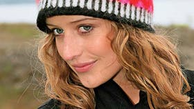 Dame har flotte huer og hatte på