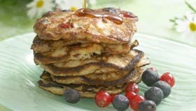 Grove pandekager med friske bær