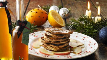 Jule-pandekager serveret med en sirup af orange og krydderier