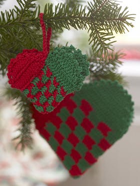 Hæklede grønne og røde julehjerter