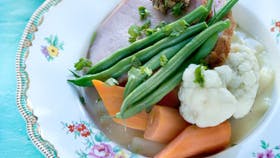 Kogt hamburgerryg med aspargessauce