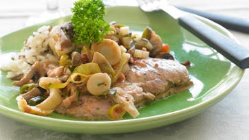 Koteletter i fad med grøntsager og ris