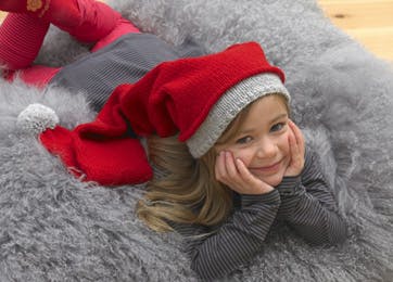 Pige med lang nissehue 