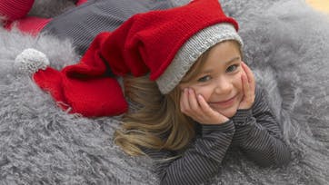 Pige med lang nissehue