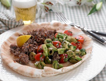 Madpandekager med kødsovs og tomatsalat 