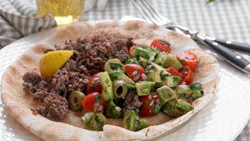 Madpandekager med kødsovs og tomatsalat