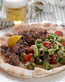 Madpandekager med kødsovs og tomatsalat