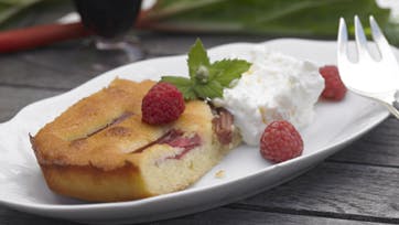 Marcipankage med rabarber, hindbær og flødeskum