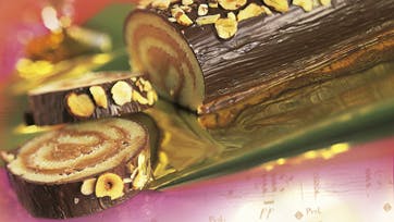 Julerulle af marcipan, nougat og chokolade