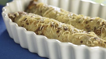 Ostegratinerede pandekager med spinat