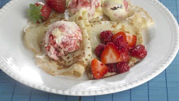 Pandekager med frossen bærcreme