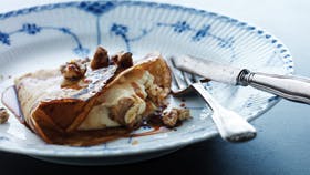 Pandekager med nøddeskum og karamel