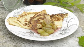 Pandekager med portvinsmarinerede vindruer