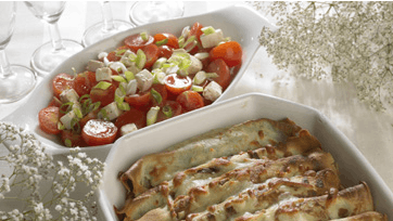 Pandekager med spinat og bacon serveret med tomatsalat