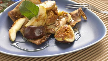 Pandekager med stegte æbler og figner