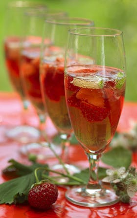 Velkomstdrink: Pink fizz med champagne, jordbær og lime