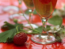 Velkomstdrink: Pink fizz med champagne, jordbær og lime