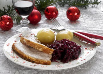 Ribbenssteg med rødkål og skysovs