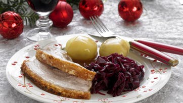 Ribbenssteg med rødkål og kartofler