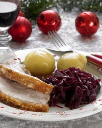 Ribbenssteg med rødkål og skysovs