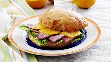 Sandwich, andebryst og orangepesto - skønne ting i en velsmagende kombination.