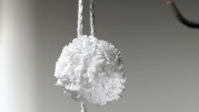 Hæklede hvide vi snebolde med pomponer