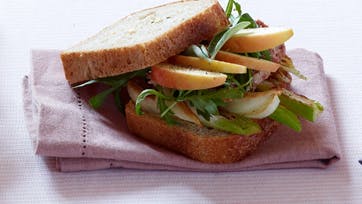 Speltbrød med flæskesteg og fennikel