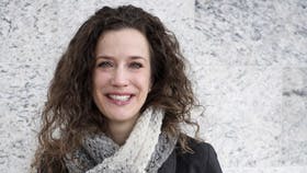 tørklæde i påfuglemønster