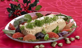 Tunmousse på fad serveret med grapefrugt 